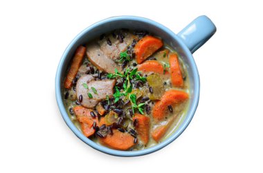 Mantar, yabani pirinç sebze çorbası, beyaz arka planda izole edilmiş bir kupa.