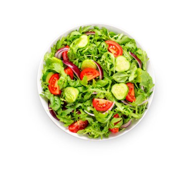 Domatesli sağlıklı sebze salatası, Arugula, salatalık ve soğan, diyet menüsü, beyaz arkaplan