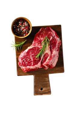 Çiğ biftek, organik et, izole edilmiş beyaz arka plan.