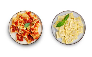 Domates soslu, peynirli ve fesleğenli Lezzetli Ravioli.