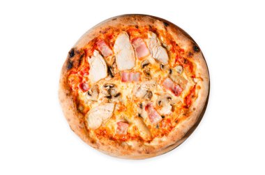 Tavuk, domuz pastırması, mantarlı pizza, ahşap bir tahtada, izole edilmiş, Stone fırınlanmış pizza.