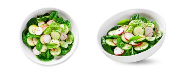 Turplu taze salata, salatalık ve beyaz arka planda marul yalıtılmış, sağlıklı vejetaryen yemeği.