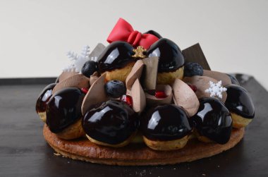 Profiterole Pastası, St. Honore Pastası ve Noel Dekorasyonu, Koyu Arkaplan