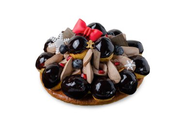 Profiterole Pastası, St. Honore Pastası Beyaz Arkaplan Dekorlu Noel Keki