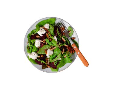 Pancar, Feta peyniri ve cevizli taze salata. Beyaz arka planda sağlıklı vejetaryen yemeği.