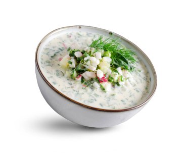 Soğuk Okroshka Çorbası Yumurta, Sebze, Et, Bitki ve Kefir Parlak Bir Arkaplanda, Yaz Çorbası