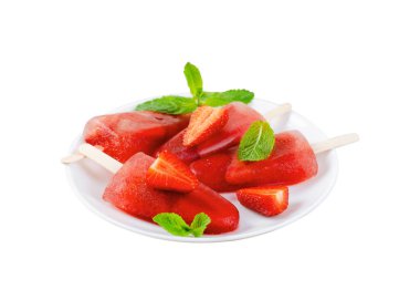 Çilekli dondurmalar, taze çilek ve naneli Ice Lolly, izole edilmiş beyaz arka plan.