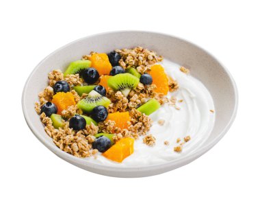 Granola, Kiwi, yaban mersini ve portakallı yoğurt, sağlıklı atıştırmalık veya kahvaltı, beyaz yalıtılmış arka plan.