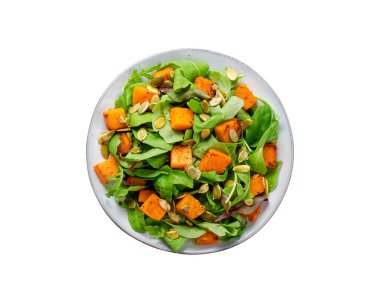 Arugula ve balkabağı tohumlu balkabağı salatası, kavrulmuş balkabağı salatası, taze vegan sonbahar salatası, izole edilmiş beyaz arka plan.