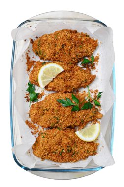 Ekmek Kırıntıları 'nda pişmiş Beyaz Arkaplanda Tavuk Göğüsleri