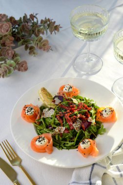 Somonlu salata, Arugula ve güneşte kurutulmuş domates, taze salata.