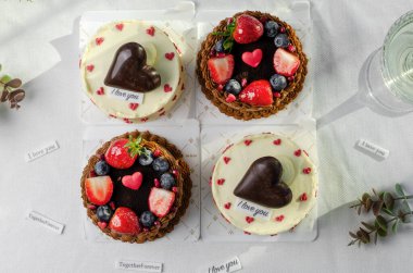 Sevgililer Günü için Kekler, Parlak Arkaplanda Romantik Bento Kekleri