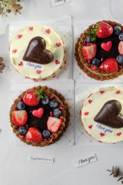 Sevgililer Günü için Kekler, Parlak Arkaplanda Romantik Bento Kekleri