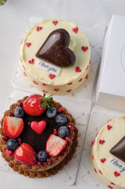 Sevgililer Günü için Kekler, Parlak Arkaplanda Romantik Bento Kekleri