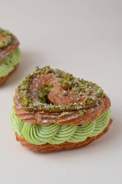 Pistachio ekler, kalp şeklinde romantik tatlılar, sevgililer günü tatlıları.