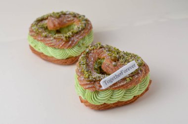 Pistachio ekler, kalp şeklinde romantik tatlılar, sevgililer günü tatlıları.