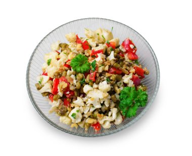 Karnabahar Mung Bean ve Bell Biber Salatası, Vejetaryen Yemekler, İzole Beyaz Arkaplanda Lezzetli Aperatif