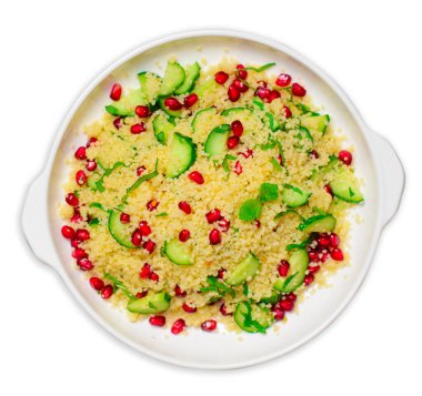 Nar aromalı kuskus salatası, nane ve salatalıklı beyaz yalıtılmış arka plan