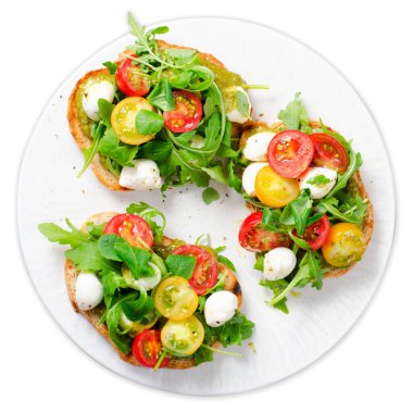 Kirazlı domatesler, Mini Mozzarella Peyniri ve Pesto Sosu, İzole Beyaz Arkaplanda Caprese Tostları