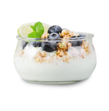 Yoğurt, kireç ve yaban mersinli granola, sağlıklı atıştırmalık ya da beyaz arka planda kahvaltı