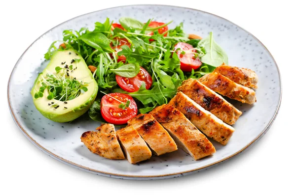 Grilled Chicken Fillet Met Verse Salade Kerstomaten Avocado Witte Achtergrond Stockfoto