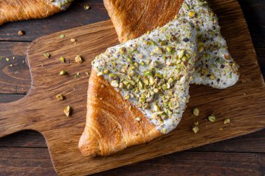 Düz Kruvasan, Moda Pastası, Pistachio Glaze ve Ezilmiş Fındıklı Kruvasan