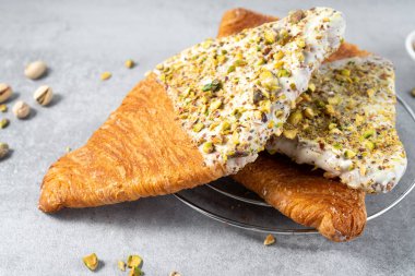 Düz Kruvasan, Moda Pastası, Pistachio Glaze ve Ezilmiş Fındıklı Kruvasan