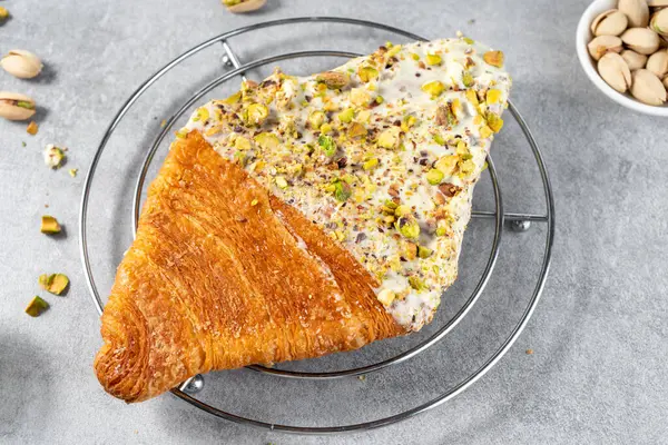 Düz Kruvasan, Moda Pastası, Pistachio Glaze ve Ezilmiş Fındıklı Kruvasan