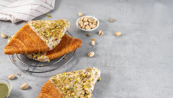 Düz Kruvasan, Moda Pastası, Pistachio Glaze ve Ezilmiş Fındıklı Kruvasan