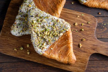 Düz Kruvasan, Moda Pastası, Pistachio Glaze ve Ezilmiş Fındıklı Kruvasan