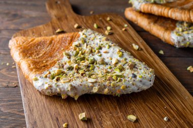 Düz Kruvasan, Moda Pastası, Pistachio Glaze ve Ezilmiş Fındıklı Kruvasan