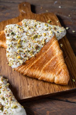 Düz Kruvasan, Moda Pastası, Pistachio Glaze ve Ezilmiş Fındıklı Kruvasan