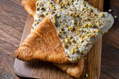 Düz Kruvasan, Moda Pastası, Pistachio Glaze ve Ezilmiş Fındıklı Kruvasan