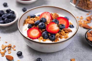 Taze meyveli yoğurt kasesi, sağlıklı yiyecek, atıştırmalık ya da kahvaltı.