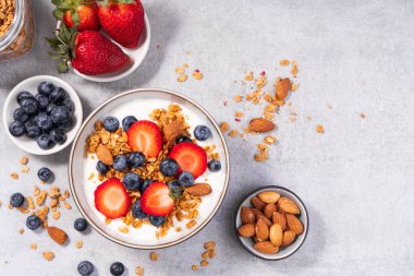 Taze meyveli yoğurt kasesi, sağlıklı yiyecek, atıştırmalık ya da kahvaltı.