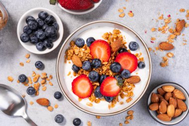 Taze meyveli yoğurt kasesi, sağlıklı yiyecek, atıştırmalık ya da kahvaltı.