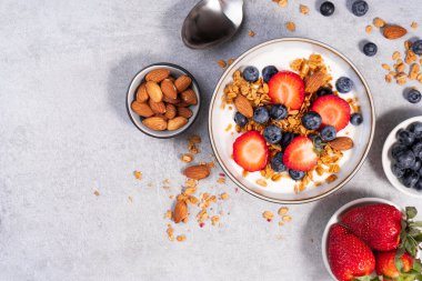 Taze meyveli yoğurt kasesi, sağlıklı yiyecek, atıştırmalık ya da kahvaltı.