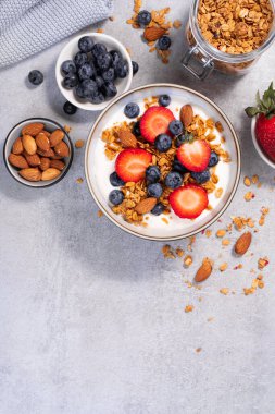 Taze meyveli yoğurt kasesi, sağlıklı yiyecek, atıştırmalık ya da kahvaltı.