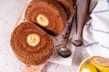 Muzlu, çikolatalı, rulo pastalı, çikolatalı ve muzlu.