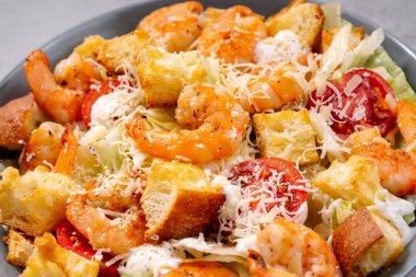 Parmesan peynirli, marullu, soslu ve kıtır kıtırlı karides Sezar Salatası.
