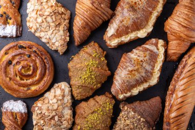 Taze pişmiş hamur işleri, Koyu Arkaplanda Kruvasanların Çeşitliliği