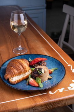 Taze pişmiş kruvasan ve karaciğer ezmesi, Lezzetli gurme aperatifi.