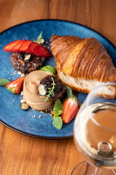 Taze pişmiş kruvasan ve karaciğer ezmesi, Lezzetli gurme aperatifi.