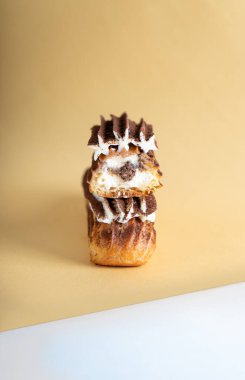 Parlak Arkaplanda Lezzetli Tiramisu Eklemeleri Mascarpone, Kakao ve Kahve Doldurucu