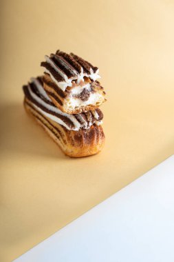 Parlak Arkaplanda Lezzetli Tiramisu Eklemeleri Mascarpone, Kakao ve Kahve Doldurucu