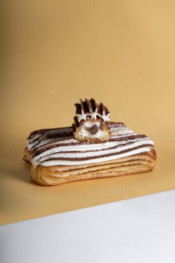 Parlak Arkaplanda Lezzetli Tiramisu Eklemeleri Mascarpone, Kakao ve Kahve Doldurucu