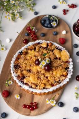 Taze pişmiş vişneli turta, Yaz Arkaplanı Üzerine Ev Yapımı Çilekli Turta