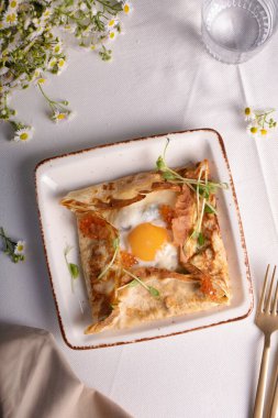 Kremalı krep, peynir, ıspanak, yumurta ve kırmızı havyar, lezzetli gurme kahvaltısı.