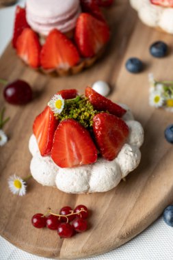 Berry Tatlılar, Sezonluk Fransız Pastası Parlak Arkaplan Üzerinde