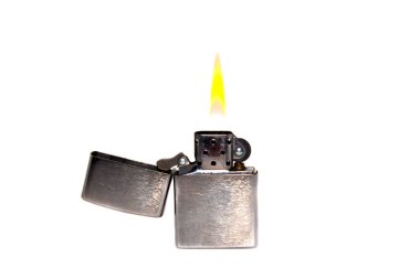 Metal benzin çakmağı, beyaz arka planda ateş.
